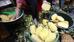 Penjual Nanas Raup Cuan Saat Ramadan