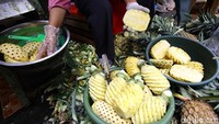 Nanas dijual mulai Rp 12 ribu hingga Rp 18 ribu per butir tergantung besar kecil buah nanas.