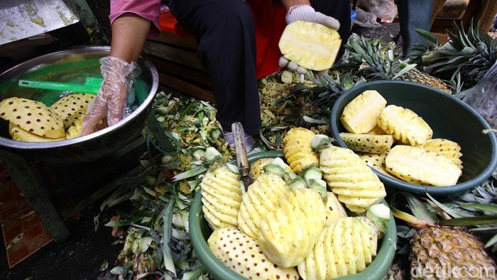 Penjual Nanas Raup Cuan Saat Ramadan Para penjual buah nanas melayani pembeli di Pasar Kebayoran, Jakarta Selatan, Rabu (19/3/2025).