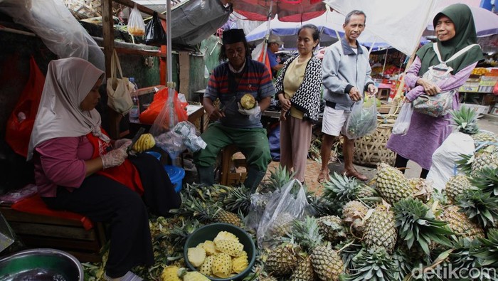 Penjual Nanas Raup Cuan Saat Ramadan Para penjual buah nanas melayani pembeli di Pasar Kebayoran, Jakarta Selatan, Rabu (19/3/2025).