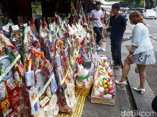 Potret Penjualan Parsel Musiman Menjamur di Jalan Barito