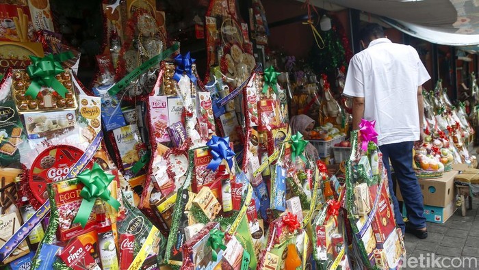 Penjualan Parsel di Barito Pedagang parsel di kawasan Barito, Jakarta Selatan, tengah melayani pembeli, Rabu (19/3/2025). Menurut pengakuan beberapa pedagang ditempat ini, penjualan parcel cenderung menurun pada tahun ini.