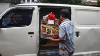 Warga membeli parsel untuk dibagikan kepada orang-orang terdekat seperti keluarga, teman hingga rekan kerja.  