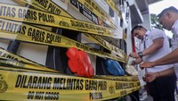 Polisi menyegel dispenser pom bensin Pertamina di Jalan Alternatif Sentul, Kabupaten Bogor, Jawa Barat, Rabu (19/3/2025).  