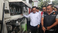 Menteri Perdagangan Budi Santoso (kiri), bersama Direktur Tipidter Bareskrim Polri Brigjen Polisi Nunung Syaifuddin (kanan) dan Pelaksana Tugas (PLT) Direktur Utama Pertamina Patra Niaga Mars Ega Legowo Putra (tengah) melihat mesin dispenser bensin Pertamina yang disegel di Jalan Alternatif Sentul, Kabupaten Bogor, Jawa Barat, Rabu (19/3/2025).  