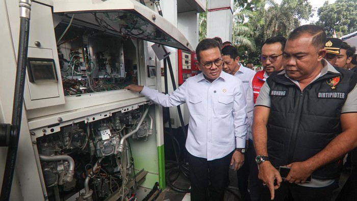 Penyegelan SPBU curang di Bogor Polisi menyegel dispenser pom bensin Pertamina di Jalan Alternatif Sentul, Kabupaten Bogor, Jawa Barat, Rabu (19/3/2025). Penyegelan dilakukan karena SPBU tersebut diduga melakukan tindak pidana di bidang metrologi legal sebagaimana diatur dalam UU Nomor 2 Tahun 1981 tentang Metrologi Legal. ANTARA FOTO/Yulius Satria Wijaya/tom.