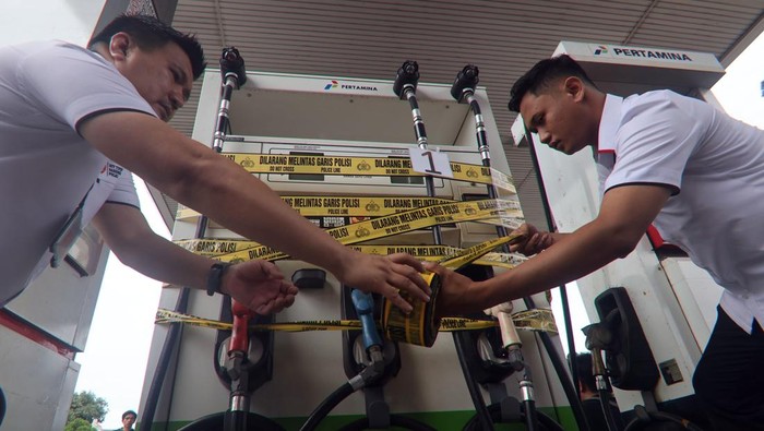 Polisi menyegel dispenser pom bensin Pertamina di Jalan Alternatif Sentul, Kabupaten Bogor, Jawa Barat, Rabu (19/3/2025). Penyegelan dilakukan karena SPBU tersebut diduga melakukan tindak pidana di bidang metrologi legal sebagaimana diatur dalam UU Nomor 2 Tahun 1981 tentang Metrologi Legal. ANTARA FOTO/Yulius Satria Wijaya/tom.