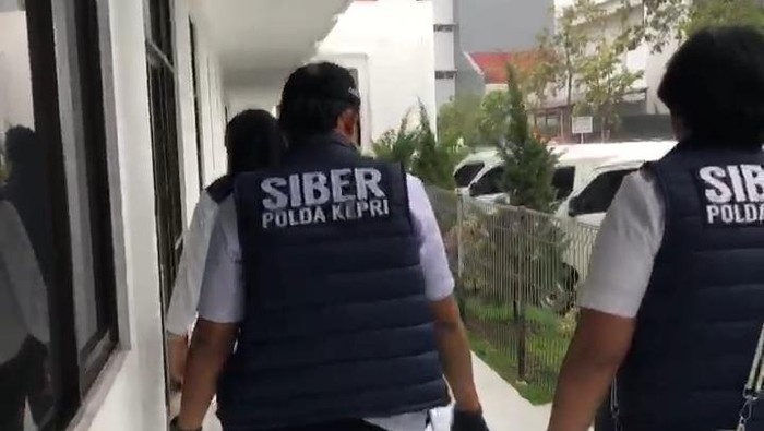 Penyidik Polda Kepri saat berada di Kantor BP Batam (Foto: Istimewa)