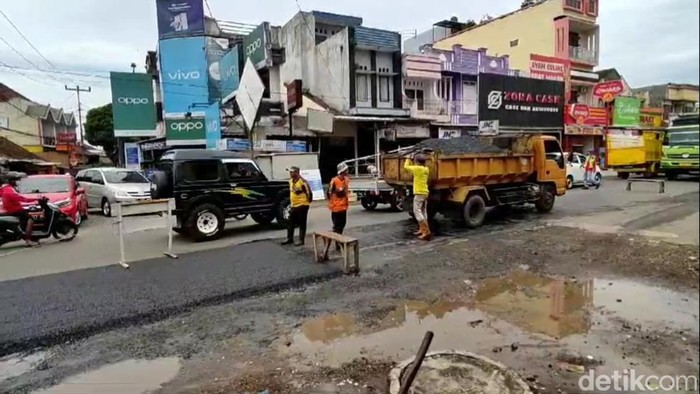 Perbaikan Jalan rusak di Jalan Raya Singaparna Kabupaten Tasikmalaya.