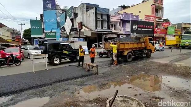 Perbaikan Jalan rusak di Jalan Raya Singaparna Kabupaten Tasikmalaya.