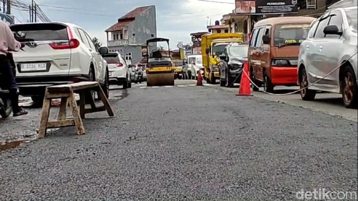 Perbaikan Jalan rusak di Jalan Raya Singaparna Kabupaten Tasikmalaya.