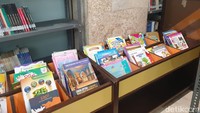 Hingga saat ini, Perpustakaan Masjid Istiqlal memiliki 44 ribu koleksi judul dengan 60 ribu buku. Tipe buku yang diminati adalah buku-buku sekolah karena di sini ada perpustakaan anak.Buku-buku yang hadir di perpustakaan anak antara lain buku kisah nabi, komik Islami, novel, dan buku pelajaran. Foto: (Devita Savitri/detikcom)