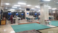Seluruh fasilitas perpustakaan di Masjid Istiqlal bisa digunakan pengunjung. Termasuk di antaranya yaitu buku, wifi gratis, hingga ruang baca yang juga dilengkapi komputer. Karena itu, perpustakaan ini cocok sekali untuk detikers yang ingin merasakan work from library (bekerja dari perpustakaan). Foto: (Devita Savitri/detikcom)