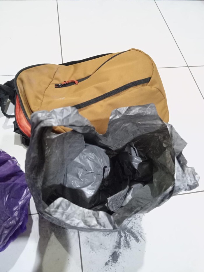 Barang bukti bubuk mercon dengan berat mencapai 3,3 kilogram yang disita dari 2 ABG di Sewon, Bantul, Selasa (18/3/2025).