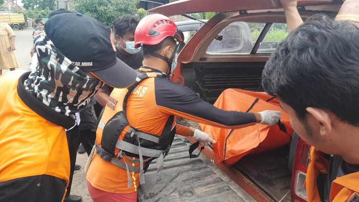 Petugas Basarnas saat mengevakuasi jenazah remaja yang tenggelam di sungai Muba