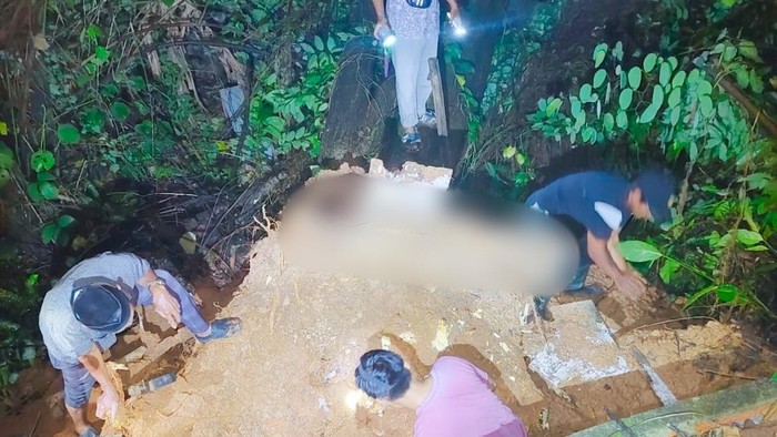 Pohon di TPU Mahameru Palembang tumbang hingga satu makam terangkat-tengkoraknya muncul ke permukaan
