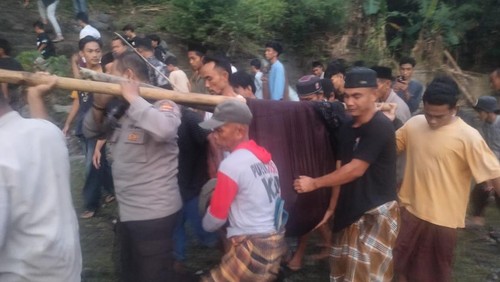 Polisi dan warga mengevakuasi jenazah Rahmatullah, pria dengan gangguan jiwa yang ditemukan tewas di Bendungan Pengga, Desa Pelambik, Kecamatan Praya Barat Daya, Lombok Tengah, NTB, Selasa (19/3/2025). (Istimewa)