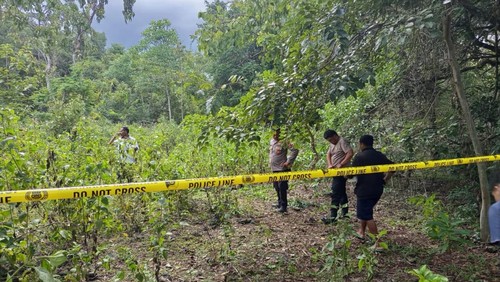 Polisi melakukan olah TKP di lokasi penembakan pria bernama Yakobus Obe Kosat (59) di hutan Nefonikis, Desa Nifuboke, Kecamatan Noemuti, TTU, NTT. (Dok. Polres TTU)