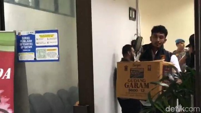 Polisi membawa 3 kardus berisi dokumen usai 5 jam menggeledah Kantor BP Batam (Foto: Alamudin Hamapu/detikcom)