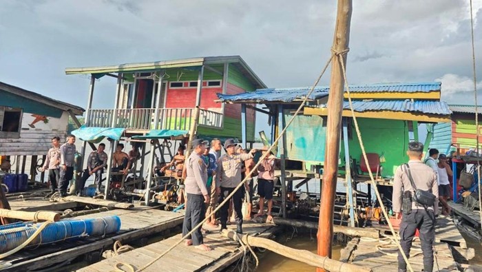 Polisi mengecek lokasi penambangan ilegal di dekat wisata Sekadau