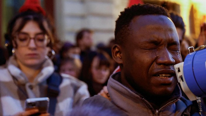 Polisi Prancis Usir Ratusan Migran dari Pusat Budaya Paris People gather against police eviction of migrants from the Gaite Lyrique theatre after more than three months of their occupation, in Paris, France, March 18, 2025. REUTERS/Abdul Saboor REFILE-CORRECTING INFORMATION FROM