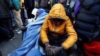 Para migran meninggalkan gedung pada dini hari Selasa terutama tanpa menggunakan kekerasan.  