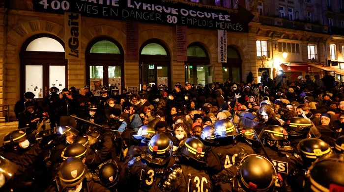 Polisi Prancis Usir Ratusan Migran dari Pusat Budaya Paris People gather against police eviction of migrants from the Gaite Lyrique theatre after more than three months of their occupation, in Paris, France, March 18, 2025. REUTERS/Abdul Saboor REFILE-CORRECTING INFORMATION FROM
