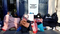 “Kami tidak punya tempat untuk pergi, kami tidur di luar dan kami membutuhkan atap agar kami tidak harus menghabiskan malam di luar karena musim dingin ini sangat dingin di sini,” kata Dialo Ammediou, seorang migran dari Guinea yang datang ke Prancis pada bulan Oktober 2024. 