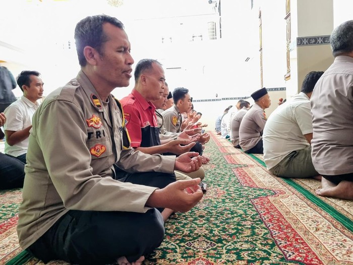 Polisi saat menggelar salat gaib