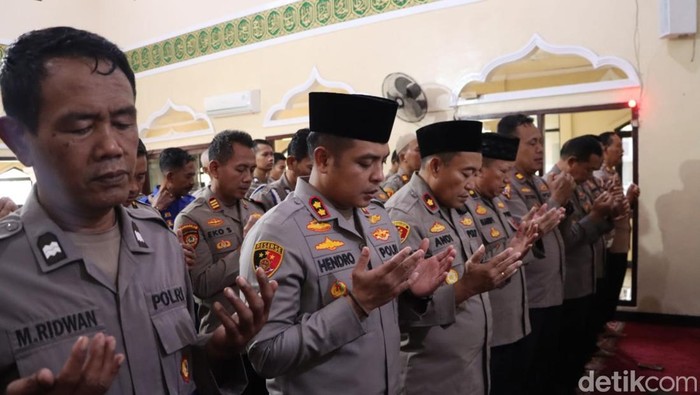 Polres Bangkalan salat gaib mendoakan 3 polisi Lampung yang gugur