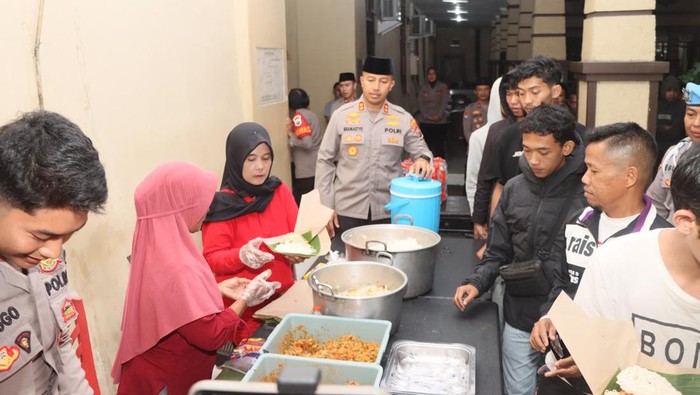 Polres Kediri Kota Dapat Apresiasi saat Santap Sahur Bersama Warga