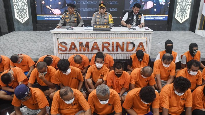Sejumlah tersangka ditunjukkan saat rilis ungkap kasus hasil Operasi Penyakit Masyarakat (Pekat) di Mapolresta Samarinda, Samarinda, Kalimantan Timur, Rabu (19/3/2025). Jajaran Polresta Samarinda berhasil menangkap 46 tersangka dari 28 kasus premanisme, penyalahgunaan senjata tajam, minuman keras, perjudian, hingga juru parkir liar selama 21 hari pelaksanaan Operasi Pekat  (17 Februari-9 Maret 2025). ANTARA FOTO/M Risyal Hidayat/tom.