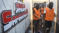 Sejumlah tersangka berjalan dengan dikawal petugas usai rilis ungkap kasus hasil Operasi Penyakit Masyarakat (Pekat) di Mapolresta Samarinda, Samarinda, Kalimantan Timur, Rabu (19/3/2025).