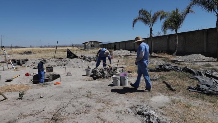 Forensic technicians work at a ranch that is part of the crime scene where a mass grave was found in the western state of Jalisco, in Teuchitlan, Mexico, March 11, 2025. Jalisco Attorney General Office/Handout via REUTERS ATTENTION EDITORS - THIS IMAGE HAS BEEN SUPPLIED BY A THIRD PARTY. NO RESALES. NO ARCHIVES
