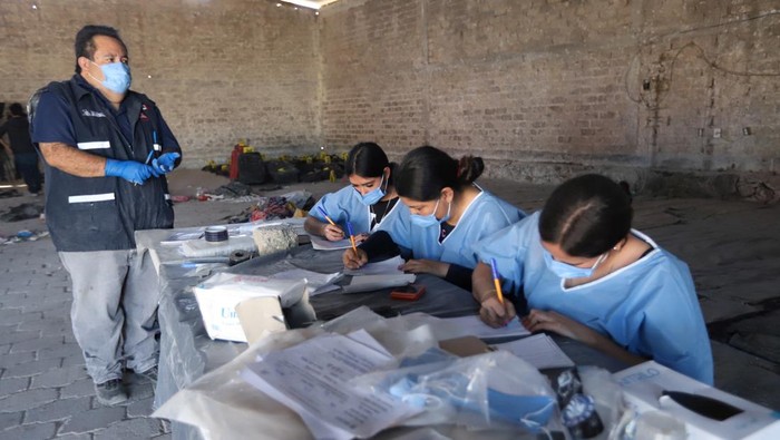 Potret Penemuan Kuburan Massal Misterius di Meksiko Forensic technicians work at a ranch that is part of the crime scene where a mass grave was found in the western state of Jalisco, in Teuchitlan, Mexico, March 11, 2025. Jalisco Attorney General Office/Handout via REUTERS ATTENTION EDITORS - THIS IMAGE HAS BEEN SUPPLIED BY A THIRD PARTY. NO RESALES. NO ARCHIVES