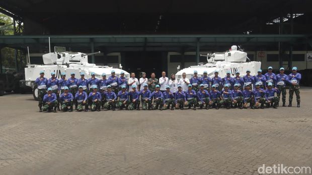 Prajurit TNI saat latihan pengoperasian Ranpur buatan Pindad
