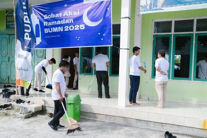 Pupuk Indonesia Bersih-Bersih Ponpes di Demak