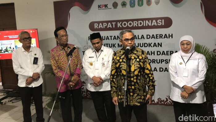 Ketua KPK Setyo Budiyanto (tengah) didampingi para Gubernur usia rakor di JEC, Rabu (19/3/2025).