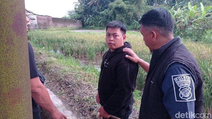 Randi saat menjalani rekonstruksi di lokasi kejadian.