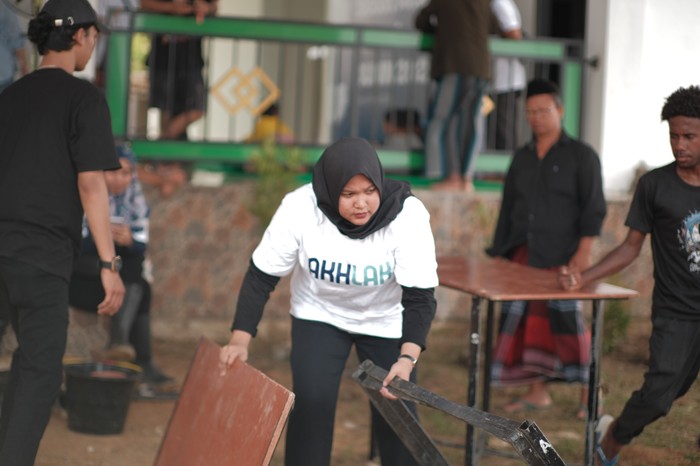 Relawan Pertamina Group Gotong Royong Bersihkan Masjid di Sorong