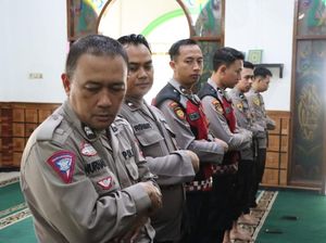 Polres Batu Salat Gaib Bentuk Solidaritas 3 Rekannya yang Gugur di Lampung