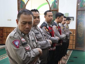 Polres Batu Salat Gaib Bentuk Solidaritas 3 Rekannya yang Gugur di Lampung