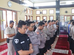 Polres Blitar Kota Gelar Salat Gaib untuk 3 Polisi Gugur di Lampung