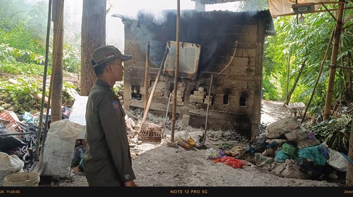 Satpol PP menutup TPS ilegal di Kaligawe, Bantul, Senin (17/3/2025).