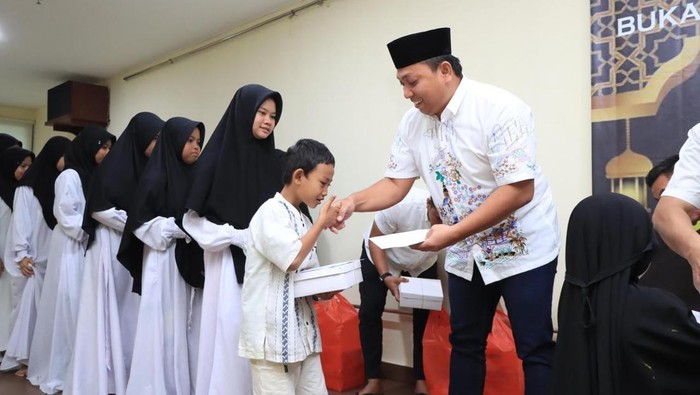 Satreskrim Polres Metro Bekasi Kota menggelar buka puasa bersama anak yatim dan memberikan santunan kepada anak yatim yang hadir dalam kegiatan tersebut. (dok Ist)