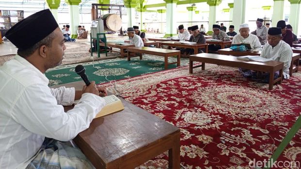 Suasana semaan Al-Qur'an yang berlangsung di serambi Masjid Agung Kauman Kota Magelang, Rabu (19/3/2025).
