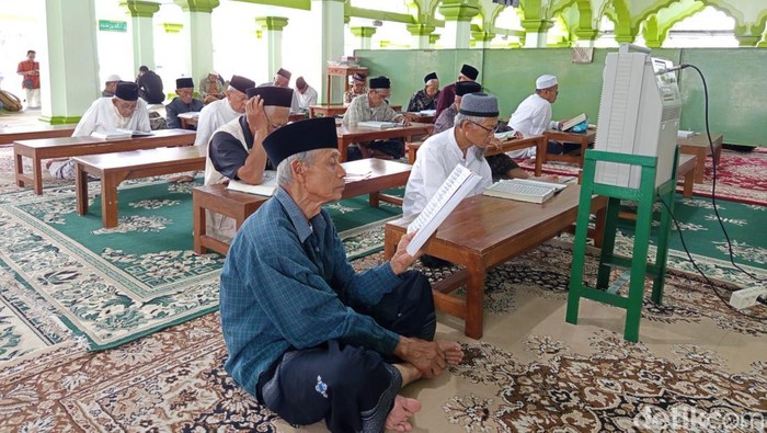 Suasana semaan Al-Qur’an yang berlangsung di serambi Masjid Agung Kauman Kota Magelang, Rabu (19/3/2025).