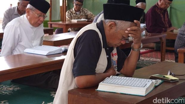 Suasana semaan Al-Qur'an yang berlangsung di serambi Masjid Agung Kauman Kota Magelang, Rabu (19/3/2025).