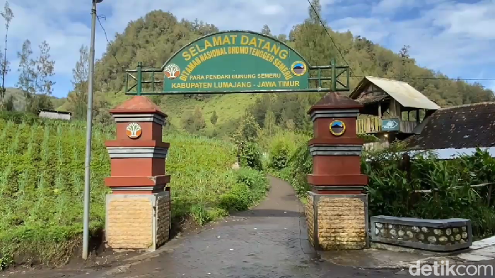 Pintu pendakian Gunung Semeru di Lumajang