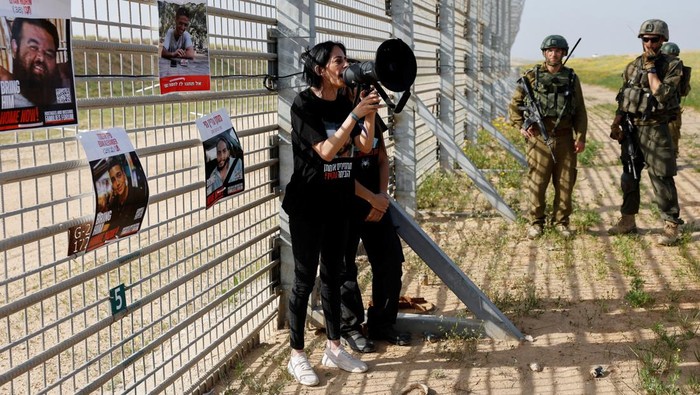 Einav Zangauker, mother of hostage Matan Zangauker, who was kidnapped during the deadly October 7, 2023 attack on Israel by Hamas, uses a megaphone near Kibbutz Nir Oz, in the Israel-Gaza border, in Israel, March 18, 2025. REUTERS/Amir Cohen